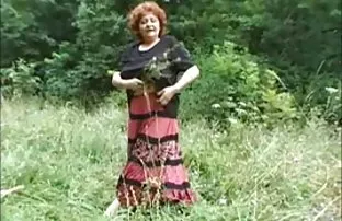 美女在乳胶框架工人热