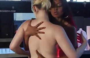 晒黑的继女无法抗拒小胡子的继子并给自己