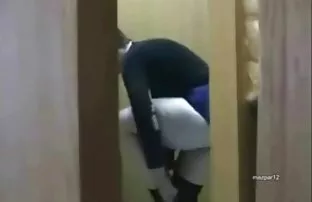 当妻子看房子时，与丰满的红发房地产经纪人作弊
