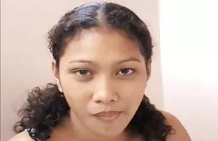 一个自信的男人用粉红色丝袜砸碎了一个滑溜溜的婊子