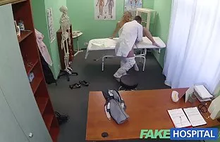 对于留在屋内的红头发，男孩otorolny不知情的邻居