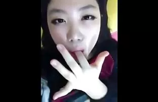 房子的女主人在地板上引诱画家做爱