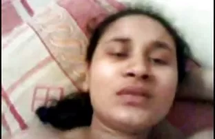 内裤和连裤袜爱抚的明亮的女朋友与腿和猫的公鸡