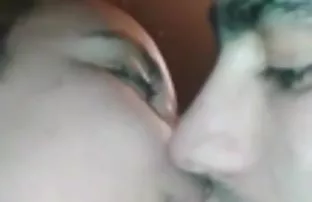 两个美女和一个男人在卧室里玩