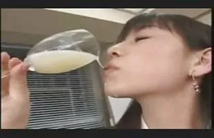 婊子不敢相信这么大的家伙可以适应她的屁股