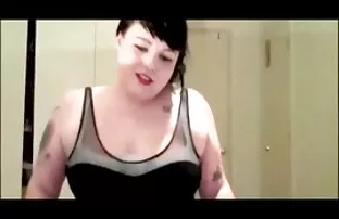 性感的金发女郎诱惑她的朋友的女朋友吸，在沙发上性交