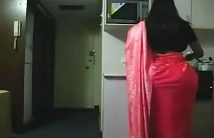 简单的女孩大胆地来到演员阵容并没有让他感到尴尬