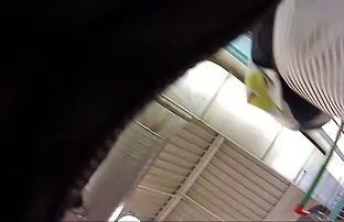 一个愤怒的看门人击中了一个有着巨大牛奶的西瓜爱好者