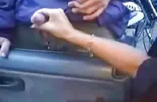 与一个伙计的角质亭亭玉立的白肤金发的钉在智能手机的照相机