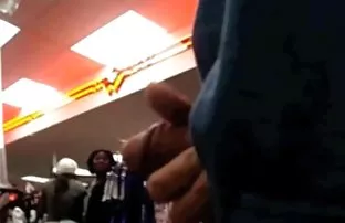 饥饿的苗条金发女郎扑向成年男子的成员