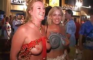 他邀请了一位来自俄罗斯的游客到他的地方，并为一个冷冻的黑发女郎做爱