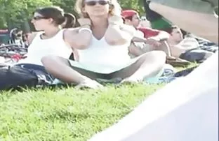 乱搞美丽的拉丁，并在智能手机的相机上拍摄整个过程