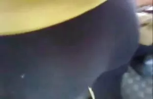 放荡的女人蒙住了他的情妇，邀请朋友们撕下她嘴里的那个女孩