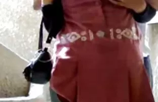 一个朋友没有按摩，而是舔了舔她的阴部并刺穿了她的螺栓