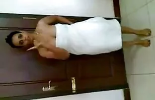 华丽的脱衣舞娘用她的舞蹈引起了狂热的渴望