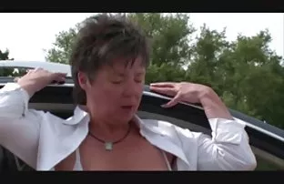华丽的金发女郎在她热的拥抱中绅士
