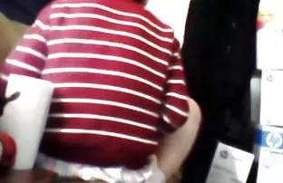 大山雀的黑发女郎和她身上的纹身得到了男人的性交