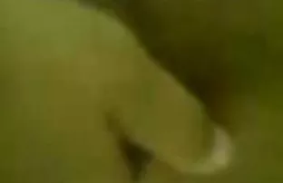 温柔而美丽的黑发性与一个男人在她的朋友面前