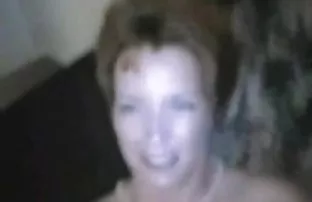 两个朋友看着那个女孩，并在两只公鸡中操了她的裂缝