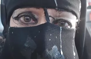 有一个金发碧眼的女人的黑人妇女在正方形中间他妈的与一个男朋友
