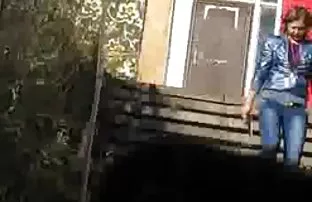 在铸造的黑白混血儿拉丁在一个大白色鸡巴前面传播她的腿