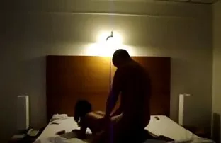 这个女孩喜欢和黑人男性共度时光