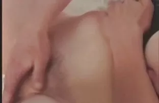 Macho毫不费力地穿透了金发女郎的阴部