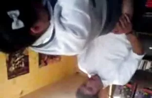 在一次私人演员表演中，一名金发女郎被一名特工全部扯掉
