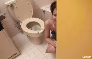 一个新的房客看到一个色情服装的邻居，并在屁股上操了一个女人
