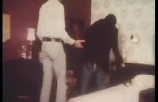 他在俱乐部射杀了一个孤独的摩洛伊斯兰解放阵线并在家里强奸了她