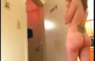 两个年轻的女同性恋者知道如何用一百万美元满足一个愤怒的女士