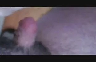 情人和他的金发女友在厨房的桌子上做爱