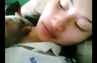 在性行为之后，老公排出了他心爱的妻子的脸