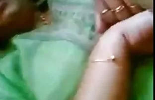 这个女孩从她心爱的丈夫身上踩了很多精子