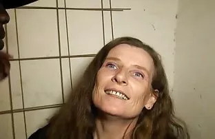 黑人几乎刺穿金发碧眼的大公鸡通过