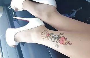 纹身的女同性恋者在同性性行为中平息了受惊的阿姨