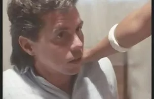 粗俗的黑发女郎在相机上吮吸她的男朋友和尖刺