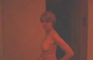 在酒吧的俱乐部，老兄撕毁了他的前女友
