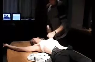 丰满的继母巧妙地诱惑学生继子与她的胸部