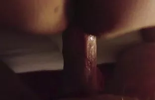 一个富有的小男人在厕所里热身性交街头荡妇