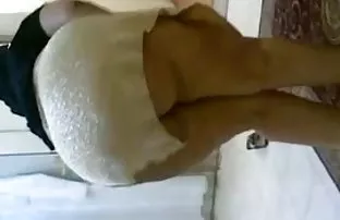 找到一个色情的灰机秘书，并提供他的家伙