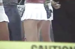 早餐后，一个年轻的金发女郎没有脱掉她的内裤性交一个男人