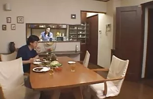 美丽的女孩脱下她的蓝色内衣和陷害性别的洞