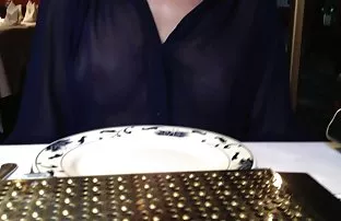 深色头发的女同性恋者在床上嬉戏