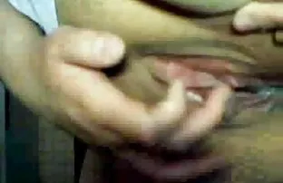 Belyash在所有的裂缝中撕碎了一块漂亮的巧克力