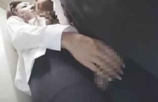漂亮的女人来到色情铸造，并完整布局