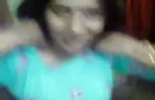 这个男孩喜欢在她的房间里操他的继姐。