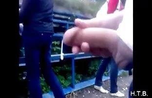 迷人的女孩猛烈地完成双渗透
