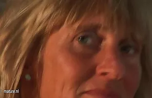 一个没有脱帽的饥饿的男人向一个丰满的女朋友扔了一根棍子