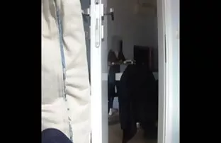我打电话给一位亚洲女朋友练习，她用绑带把她搞砸了